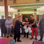 Penyerahan bantuan alat olahraga dari Disporapar Sidoarjo. foto ist