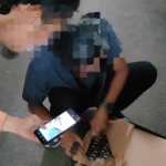 Petugas Bea Cukai Malang saat menggagalkan pengiriman ratusan ribu batang rokok ilegal.
