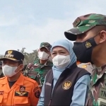 Gubernur Jawa Timur, Khofifah Indar parawansa bersama Bupati Lumajang Thoriqul Haq (baju oranye) saat memantau kondisi pasca erupsi Gunung Semeru.