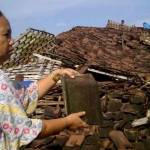 Warga Pacuh Balongpanggang melihat rumahnya yang disapu puting beliung tahun lalu. (foto: syuhud/BANGSAONLINE)