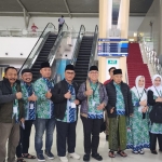 Prof Dr KH Asep Saifuddin Chalim.foto bersama para tokoh saat mau berangkat umroh di Bandara Internasional Juanda, Rabu (26/2/2025). Foto: mma/bangsaonline