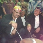 Lesehan, Gus Ipul saat ngopi bareng di Festival Kopi Kayu Mas Juara Satu Dunia di Situbondo.