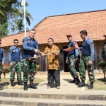 Kegiatan pemberian bantuan dari TNI AU kepada masyarakat.