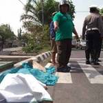 TRAGIS: Jenazah Mentari Fajar Rini ditutupi koran setelah tewas dilindas truk. foto: catur andy erlambang/ BANGSAONLINE