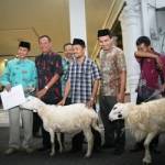 ?

PPK Kecamatan Tarik kala menerima hadiah kambing, di Pendapa Delta Wibawa, Rabu (23/7). Foto : mustain/BANGSAONLINE