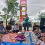 Camat Cerme, Umar Hasyim, didampingi Kades Kandangan Fenta Aquarista, saat menghadiri sedekah bumi di Dusun Sekargeneng. Foto: Ist