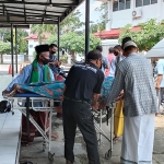 Korban meninggal di Masjid Baiturrahman Semampir saat akan dimasukkan ke mobil ambulans milik Tim Reaksi Cepat Satpol PP Kota Kediri. (foto: MUJI HARJITA/BANGSAONLINE)