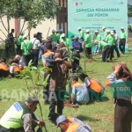 Para siswa kompak melakukan penanaman 500 pohon di lingkungan sekolah. foto: SUWANDI/ BANGSAONLINE