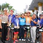 Pakde Karwo beserta peserta Cycling Audax. foto : nisa/bangsaonline