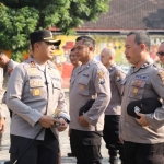 Kapolres Kediri AKBP Bramastyo Priaji saat mengecek pasukan. (Ist)