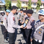 Kapolres Situbondo, AKBP Rezi Dharmawan saat melakukan pemecatan tidak dengan hormat kepada tiga orang personel Polres Situbondo. Senin (7/10/2024)