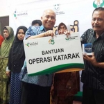 Sekretaris Perusahaan PG Wahyudi saat menyerahkan bantuan secara simbolis kepada penerima operasi katarak gratis. foto: syuhud/ bangsaonline