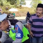 Agus (menggunakan pakaian garis ungu hitam) asal Sampang, yang cakar Polisi hingga berdarah saat ditilang di Exit Tol Suramadu.