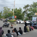Aksi blokade Jalan Raya Soekarno-Hatta untuk mendesak Ketua PMI Bangkalan mundur dari jabatannya.