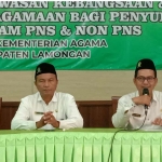 Petugas Kantor Kementerian Agama Kabupaten Lamongan saat menggelar tes wawasan kebangsaan bagi Penyuluh Agama Islam PNS dan Non-PNS.