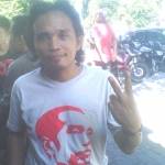 DUA- Koordinator Pos Garuda Relawan Rakyat Sidoarjo, Hariyadi Siregar menunjukkan simbol nomor dua, nomor urut pasangan Jokowi-JK, Sabtu (7/6/2014). foto : musta