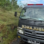 Ambulans Polres Sampang saat ada di lokasi pembongkaran kuburan. Foto: Ist