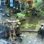 ROBOH: Pohon tumbang di UINSA menimpa gazebo dan sejumlah motor yang diparkir. foto: nur rahmat/ BANGSAONLINE