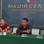 Ketua bersama Komisioner Bawaslu Kota Batu, Supriyanto dan Mardiono.