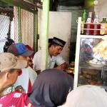 Gus Syaf berbaur dengan masyarakat sambil andok di warung makan. foto: RONY/ BANGSAONLINE