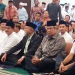SBY duduk bersama para tokoh dan warga Aceh dalam acara maulid Nabi Muhammad SAW di Kalibata. Foto: okezone.com