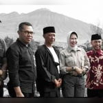 Wali Kota Batu Hj. Dewanti Rumpoko bersama Sekda, Ketua DPRD, Muspika Kecamatan Batu usai meresmikan jembatan sawah tengah.