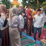 Warga saat menyambut kedatangan calon Bupati Mojokerto, Muhammad Al Barra atau yang akrab disapa Gus Barra.