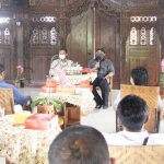 Bupati Ngawi Ony Anwar saat menggelar pertemuan dengan pekerja seni dan pengusaha seni.