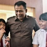 Kepala Dispendik Kota Surabaya Supomo bersama murid-murid SD. 