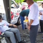 Bupati Pamekasan Baddrut Tamam (duduk) saat hendak diambil darahnya disaksikan Ketua DPRD dan Kajari.