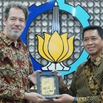 Penyerahan cinderamata oleh Rektor ITS Prof Dr (HC) Ir Bambang Pramujati ST MScEng PhD (kanan) kepada Duta Besar Swedia untuk Indonesia HE Daniel Blockert.