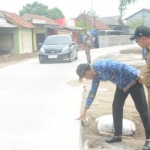 Plt Bupati Sidoarjo Subandi sidak proyek betonisasi jalan Kenongo-Gelang Tulangan, Senin (25/11/2024). foto ist