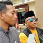 Fauzi didampingi Suhri, Pimred JTV Madura, memberikan keterangan usai melapor ke Polres Pamekasan.