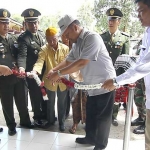 Semen Indonesia beserta Tim Korem 073/Makutarama menyerahkan rumah hasil Bedah Rumah Veteran Tahap 1 kepada salah satu veteran, Djarkoni Panut. foto: SYUHUD/ BANGSAONLINE