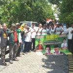Pendiri  RGS Indonesia H.Moh.Khozin, Ketua Umum Muslih Hasyim dan para relawan. foto: SYUHUD/ BANGSAONLINE