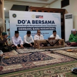 Para kiai yang menghadiri doa bersama di kediaman Ning Imah, salah seorang putri Kiai Asep, di kawasan Pondok Pesantren Amanatul ummah, di Jalan Siwalankerto Utara Surabaya, Ahad (15/12/2024). Foto: MMA/bangsaonline