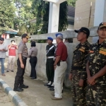 Kapolres Pacitan AKBP Setyo K Heriyatno saat meninjau GKJW di Pucangsewu, Pacitan. Tampak beberapa personil Banser saat bertugas bantu pengamanan gereja.