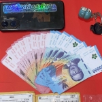 Barang bukti beserta uang palsu yang diamankan Polsek Manyar dari tangan pelaku 