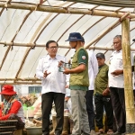 Direktur Utama Petrokimia Gresik, Dwi Satriyo Annurogo (kiri), saat berbincang dengan penyuluh pertanian soal program Tameng. Foto: Ist