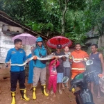 Damkar, Satpol PP bersama warga Desa Mulyoagung, Kecamatan Singgahan, Kabupaten Tuban, saat berhasil mengamankan ular piton yang sering mangsa hewan ternak milik warga sekitar, Minggu (29/1/2023)