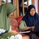 Salah satu Agen Pesiar di Kediri saat mengunjungi warga. Foto: Ist