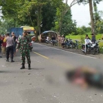 Pengendara motor Honda Beat meninggal dunia usai terlibat kecelakaan di Jalan Raya Lumajang-Jember, tepatnya di barat Pospam Pondokdalem Dusun Krajan, Desa Pondok Dalem, Semboro, Jember, Rabu (26/2/2025).