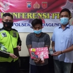 Salah satu pelaku dengan barang bukti narkoba berupa sabu saat berada di Mapolsek Mojoagung, Jombang.