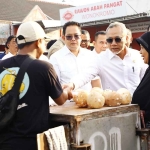 Pj Gubernur Jatim saat mendampingi Menko Pangan dan Mendag di Pasar Wisata Juanda, Sidoarjo.