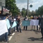 Aksi unjuk rasa puluhan jurnalis yang tergabung dalam PWI Jombang. (foto: AAN AMRULLOH/BANGSAONLINE)