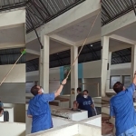 Tampak H Iwan Abdillah, Kadisperindag bersama semua pegawainya sedang melakukan bersih-bersih Pasar Dinoyo.