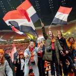 Suporter Belanda merayakan kemenangan 2-0 atas Qatar sekaligus lolos ke 16 besar Piala Dunia 2022.