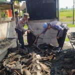Polisi saat mencari barang bukti di warung yang berada di Desa Ngelang, Kecamatan Kartoharjo, Magetan.