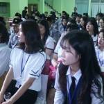 Para pelajar dari negara Korea Selatan, duduk bersama dengan pelajar Indonesia saat mengikuti acara pembukaan pertukaran pelajar yang memasuki ke 7 di tahun 2016. foto: humas