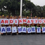 Penampilan 2024 siswa-siswi dalam gebyar tari massal memperingati Hardiknas yang digelar Pemkab Magetan di alun-alun, Sabtu (25/5/2024). Foto: HENDRO/ BANGSAONLINE
